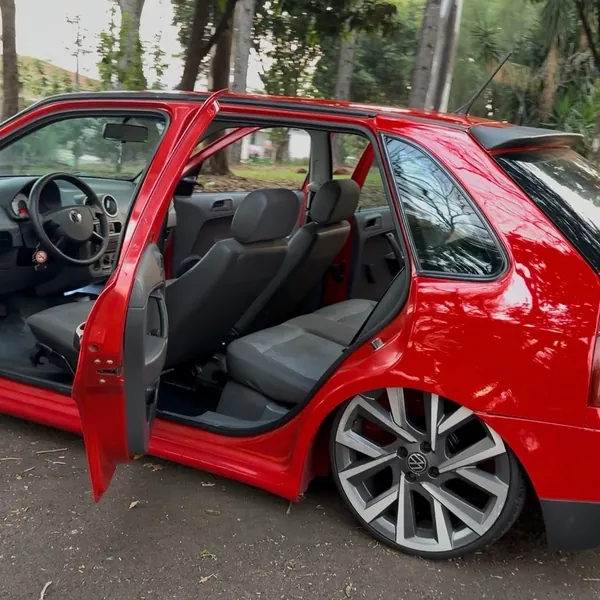 Gol G4 com a porta aberta mostrando os bancos pretos e a roda aro 18