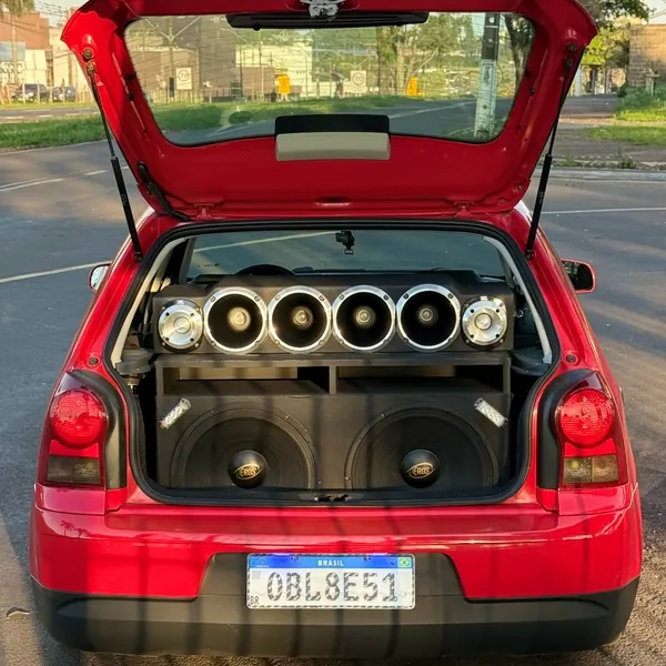 Traseira do Gol com quatro cornetas e dois subwoofers no porta-malas